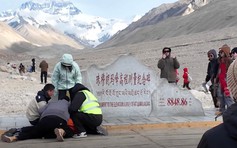 Du khách Trung Quốc đánh nhau dữ dội giành chỗ chụp ảnh trên Everest