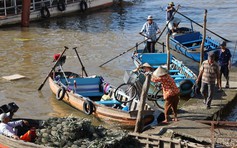 Cần Thơ: Bến phà ngừng hoạt động, dân đành bưng cả xe xuống đò