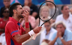 Quát mắng trọng tài, Djokovic bị chỉ trích trước thời khắc lịch sử tại Olympic