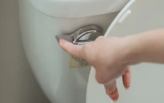 Vào toilet một lúc mới tiểu được, cảnh báo bệnh gì?