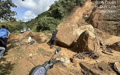 Bình Thuận: Nhiều tảng đá 'khủng' đổ xuống đường, gây tắc nghẽn đèo Tà Pứa