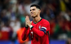 Ronaldo xúc động trong ngày thiết lập cột mốc 1 tỉ người theo dõi