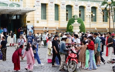 'Biển người' chật kín ở trung tâm TP.HCM vui chơi Tết Dương lịch 2025