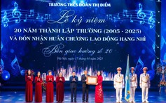 Trường THCS Đoàn Thị Điểm nhận Huân chương Lao động hạng Nhì nhân kỷ niệm 20 năm