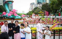 Đông nghẹt người dân ở TP.HCM chờ khai mạc đường hoa Nguyễn Huệ Tết Ất Tỵ 2025