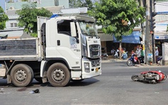 TP.HCM: Tai nạn giữa ô tô tải và xe máy khiến 2 mẹ con thương vong