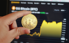 Bitcoin bất ngờ tăng giá lên hơn 100.000 USD