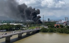 Cháy tại bãi xe ở Đà Nẵng, thiêu rụi chiếc xe tải và xe máy