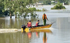 Đi ngược vào vùng lũ giúp đỡ người dân