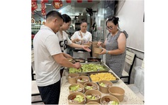 Ấm lòng những bữa ăn 0 đồng ở vùng lũ Thái Nguyên