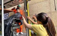 Ông bố mở tiệm cắt tóc miễn phí trong bệnh viện để giúp bệnh nhi