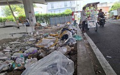 Rác nhếch nhác dưới gầm cầu