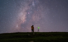 Hành tinh lớn nhất hệ mặt trời 'ở cạnh' mặt trăng: Cảnh đẹp nhất rạng sáng mai