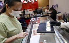 Khách mua vàng, bán vàng từ 20 triệu đồng phải chuyển khoản