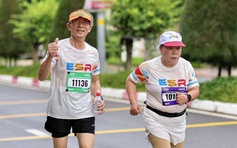 Vợ chồng U.70 trở thành runner nhờ... mê xem livestream chạy bộ