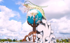 Cận cảnh quảng trường Phan Ngọc Hiển với biểu tượng tôm Cà Mau trước giờ khánh thành