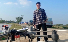 Chàng trai 19 tuổi mang drone gần 400 triệu đồng giúp người dân vùng lũ