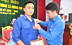 Trao Huy hiệu Tuổi trẻ dũng cảm cho thanh niên cứu em nhỏ đuối nước