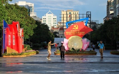 Ngắm đường phố TP.HCM sáng nay: Rực rỡ cờ hoa chào mừng Đại hội đại biểu Đảng bộ
