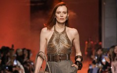 Những bộ cánh lấp lánh cho các nàng ưa bóng bẩy, yêu tiệc tùng