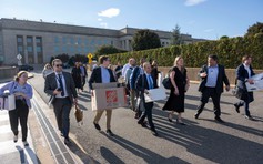 Hàng loạt nhà báo rời Lầu Năm Góc phản đối siết quy định đưa tin