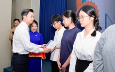 Òa khóc nức nở vì nhận được học bổng quá lớn