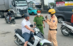 CSGT TP.HCM đo nồng độ cồn ban ngày: Nhiều người ngỡ ngàng vì bị phạt kịch khung