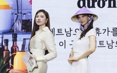 MC Việt gây chú ý khi hướng dẫn mỹ nhân SNSD tạo dáng với nón lá