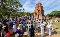 Lễ hội Katê rực rỡ dưới chân tháp PôSahInư: Hồn văn hóa xưa hồi sinh