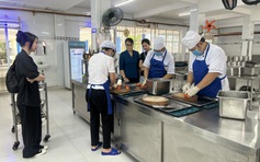 Phụ huynh giám sát bếp ăn bán trú, trường học công khai bữa ăn