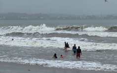 Quảng Ngãi: Nhiều người tắm biển Mỹ Khê khi sóng cao 1 - 2 mét