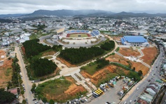 Sân Đà Lạt hàng trăm tỉ đồng bị xuống cấp nghiêm trọng, rất nhếch nhác: Quá lãng phí!