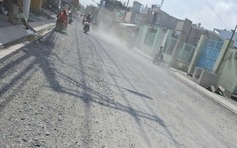 Đá dăm lởm chởm và bụi bặm