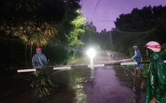 TP.Huế: Taxi bị nước lũ cuốn trôi, tài xế và hành khách kịp thoát hiểm