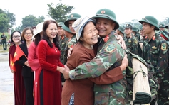 Đóng cầu phao Phong Châu