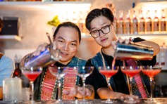 Pha cocktail với tỏi Lý Sơn, muối Sa Huỳnh: Hành trình 'Việt hóa' độc đáo của bartender Việt