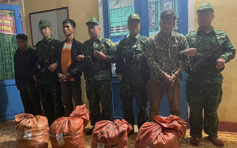 Hai nghi phạm người Lào vận chuyển 160 kg thuốc nổ