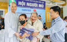 Trao yêu thương cho người nghèo xứ Huế trong mùa lũ