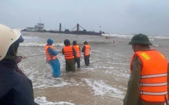 Quảng Trị: Tàu lớn mắc cạn, 4 thuyền viên được cứu kịp thời