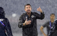 HLV Kewell ngán ngẩm mặt sân V-League: 'Tôi chưa từng thấy thứ này bao giờ'