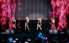BlackPink nóng bỏng trong thiết kế Việt tại Word Tour 2025