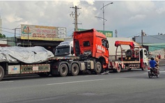 TP.HCM: Xe đầu kéo chở sắt gặp sự cố, đường Lê Đức Anh ùn ứ