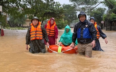 TP.Đà Nẵng: Công an vượt lũ, mang bình ô xy cho Mẹ Việt Nam anh hùng