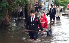 Cô dâu chú rể 'vượt lũ' bằng xe kéo: Đám cưới xúc động giữa biển nước