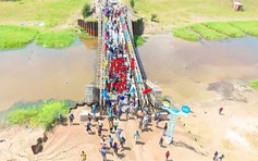 Người dân châu Phi nhảy múa trên cây cầu được chiến sĩ 'mũ nồi xanh' sửa chữa