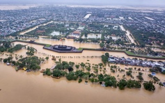Lũ lịch sử ở Huế: Nhìn từ trên cao thấy sông Hương đục ngầu, 'nước bạc' bủa vây