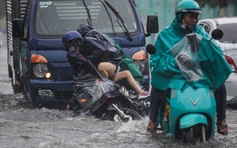 Mưa lớn ở TP.HCM: Xe chết máy la liệt, nhiều người té ngã vì ngập sâu