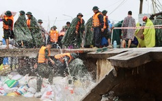 Đà Nẵng: Bộ đội căng mình 'vá' kè biển Duy Nghĩa