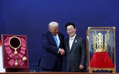 Hàn Quốc tặng ông Trump vương miện vàng và huân chương cao quý nhất