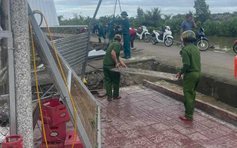 Cà Mau: Lốc xoáy quét qua xã Thanh Tùng, cuốn bay nhiều nhà cửa